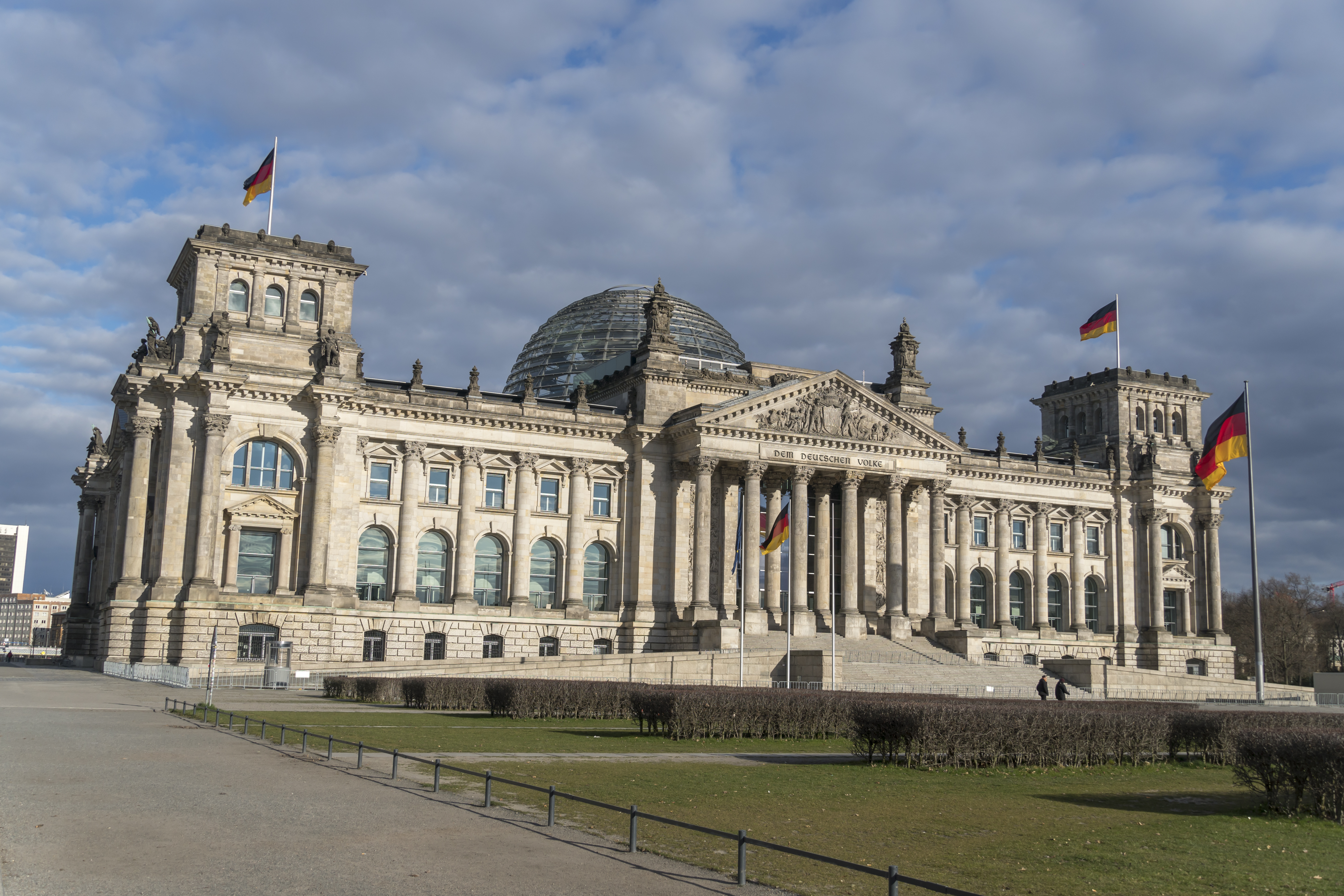 Reichstagsgebäude mit deutscher Flagge